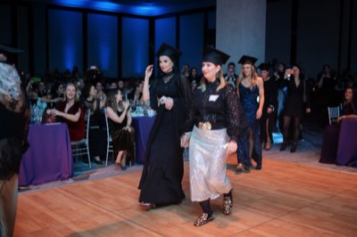Teilnehmerin erhält ihre Urkunde auf der GALA